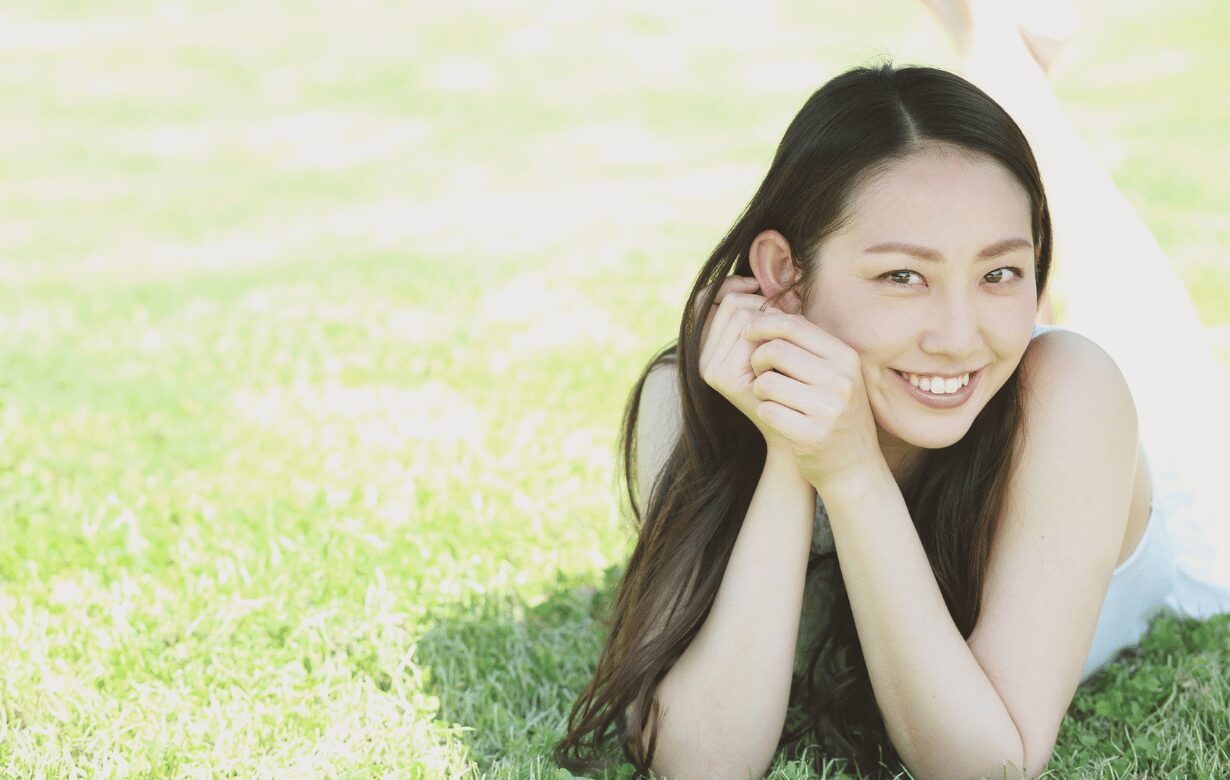 若くてきれいな髪の女性