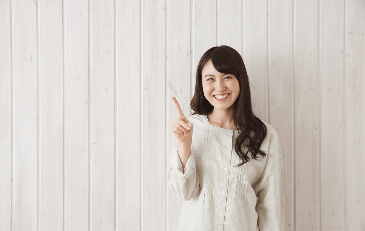白髪染め美容室と市販品を比べてみたポイントを示す女性