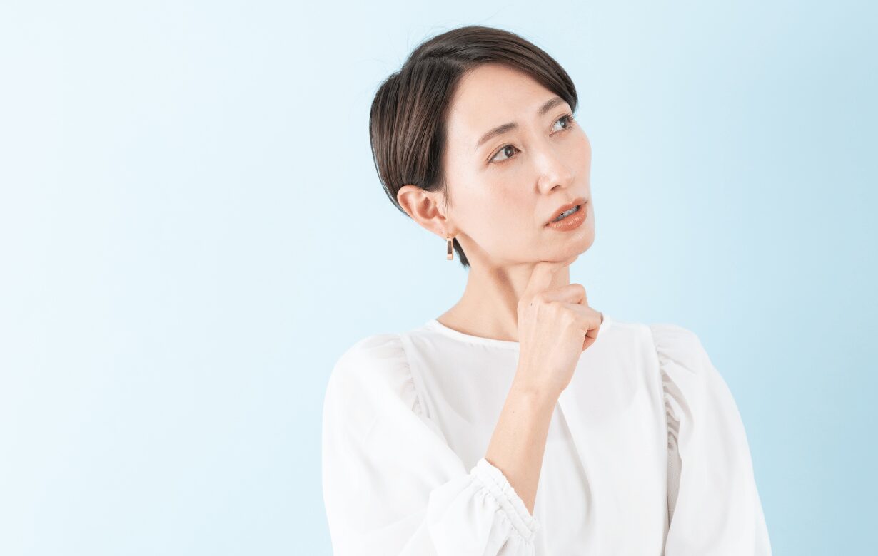 がんばって白髪染めしているのに理想の未来に近づけないのはなぜか考える女性