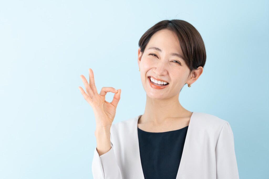 保険マンモスがおすすめと笑顔でOKサインを出す女性